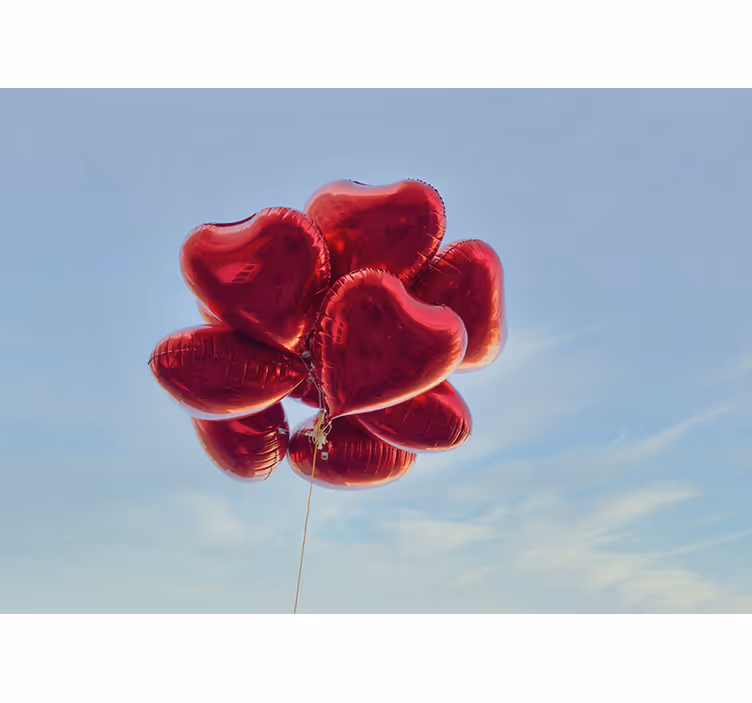 Mural infantil Globos rojos en forma de corazon - TenVinilo