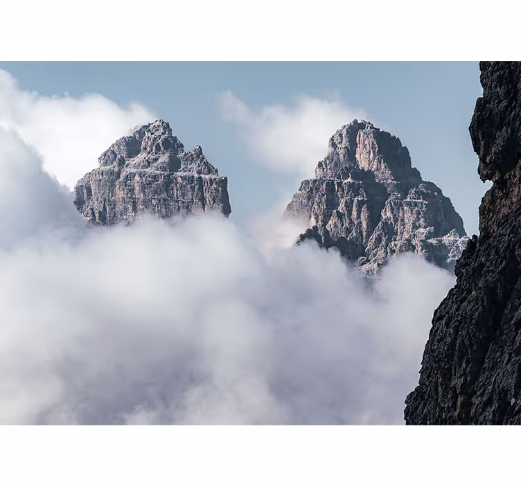 Mural de montañas picos majestuosos sobre nubes - TenVinilo