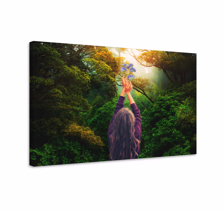 Cuadro paisajes Hermosa mujer morada rodeada de naturaleza - TenVinilo