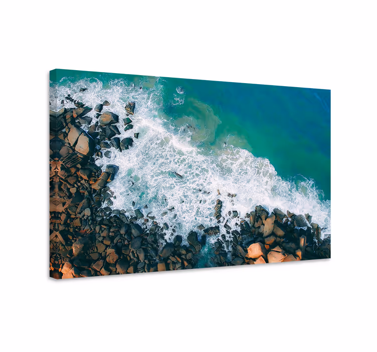 Cuadro de marineros olas del océano encontrando rocas - TenVinilo