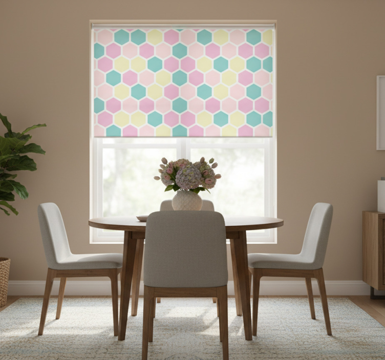 Cortina roller comedor patrón geométrico y colores pastel - TenVinilo