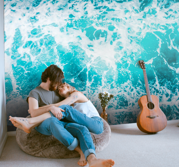 Mural de mar pareja abrazando olas - TenVinilo