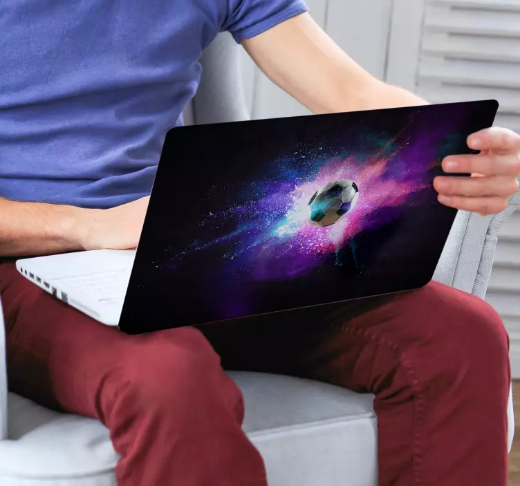Skin para laptop espacio futbol - TenVinilo