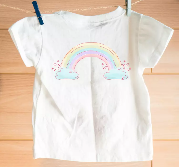 Camiseta bebé Arcoiris sobre las nubes y el cielo - TenVinilo