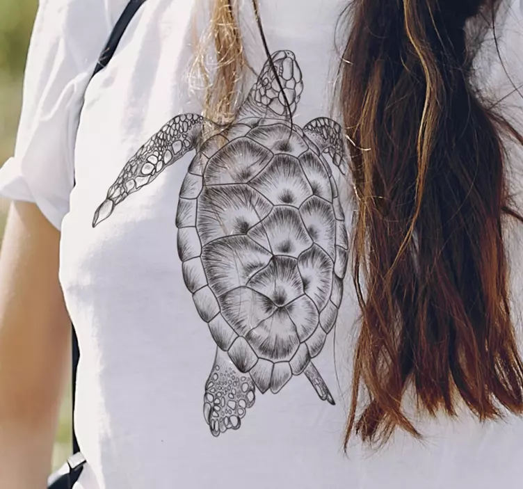 Camiseta mujer tortuga dibujada a mano - TenVinilo