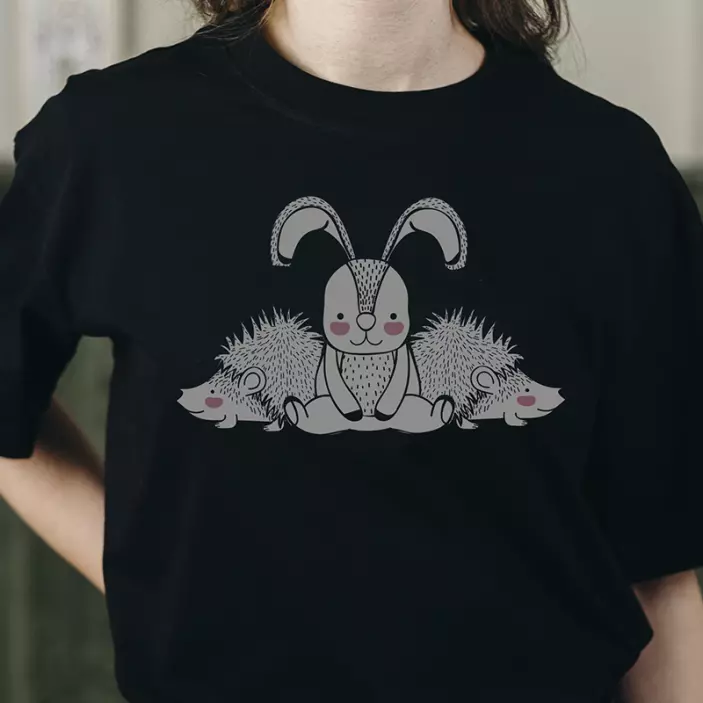 Camiseta linda familia de conejitos y erizos - TenVinilo