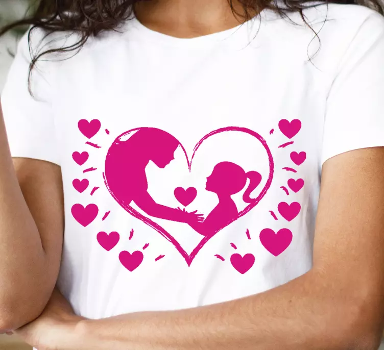 Camiseta para madres Una niña dando un corazón TenVinilo