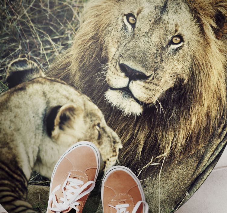 Alfombra vinílica de animales majestuosa pareja de leones - TenVinilo