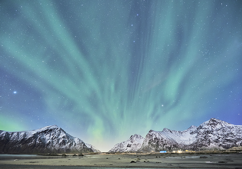 Alfombra vinílica dormitorio Luz de la aurora en las montañas - TenVinilo
